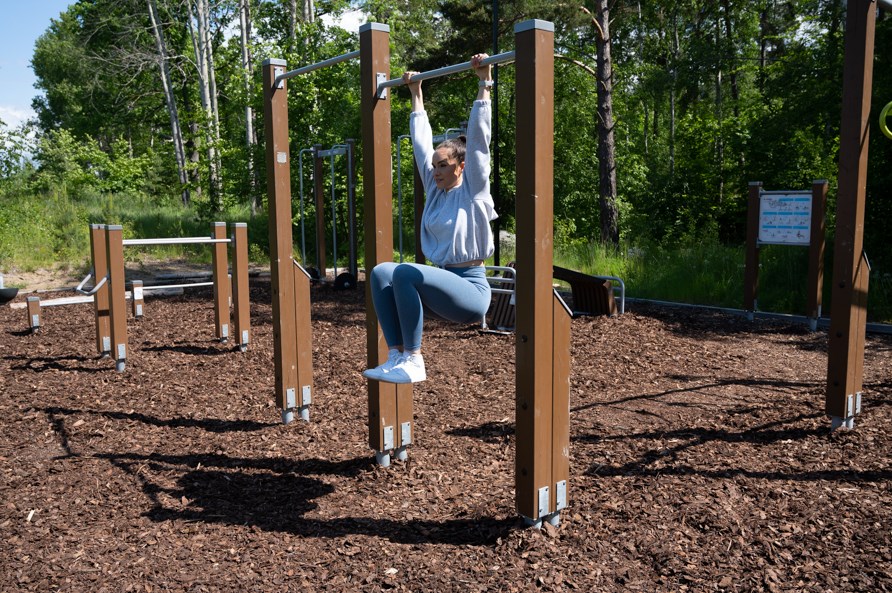 Kvinde udfrer velsen hngende benlft