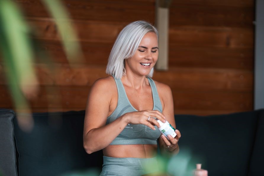 Susanna sidder i en sofa og smiler Susanna sidder i en sofa og smiler