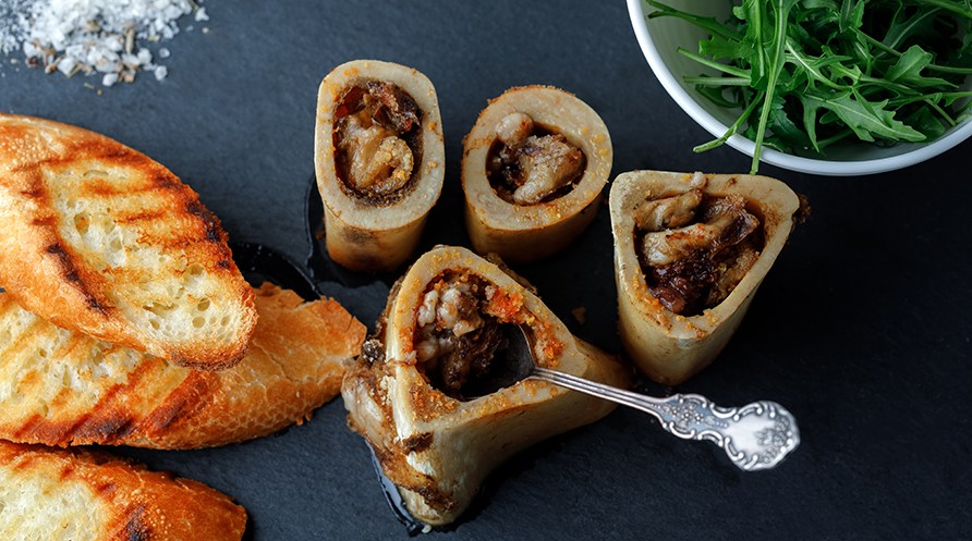 Marvben med ristet brd og rucola.