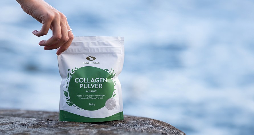En h�nd tager en pose med kollagen og vand i baggrunden