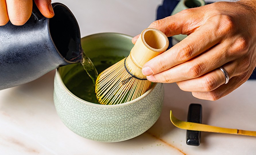 Matcha blandas med en bambuvisp. Matcha blandas med en bambuvisp.