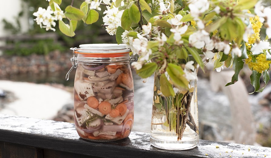 Vegansk sildelage str ved siden af en buket blomster.