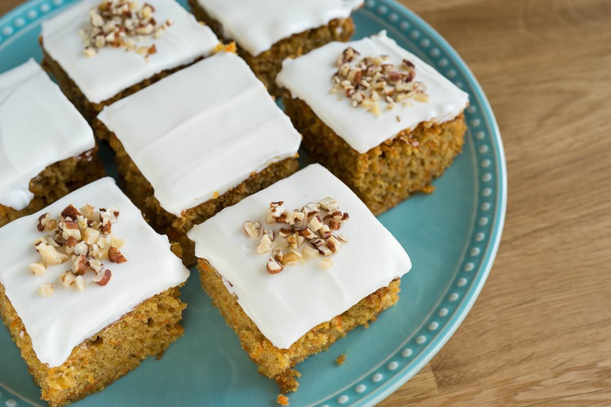 Stykker af gulerodskage p� en tallerken.