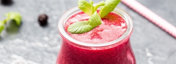 Syrlig msm- og hyben smoothie