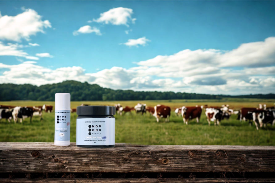 En eng med gr�ssende k�er, med to produkter fra No Bond Beauty p� en tr�overflade i forgrunden.