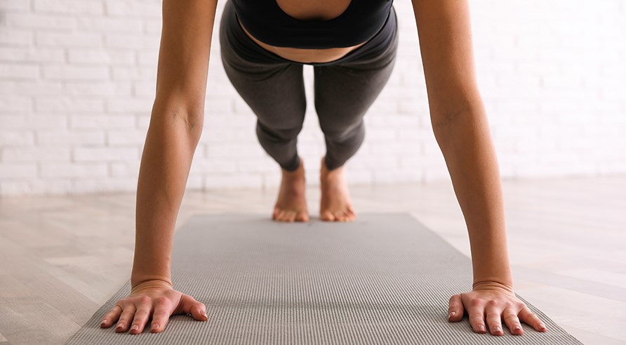 Billede af arme og ben, der st�r p� en yogam�tte.