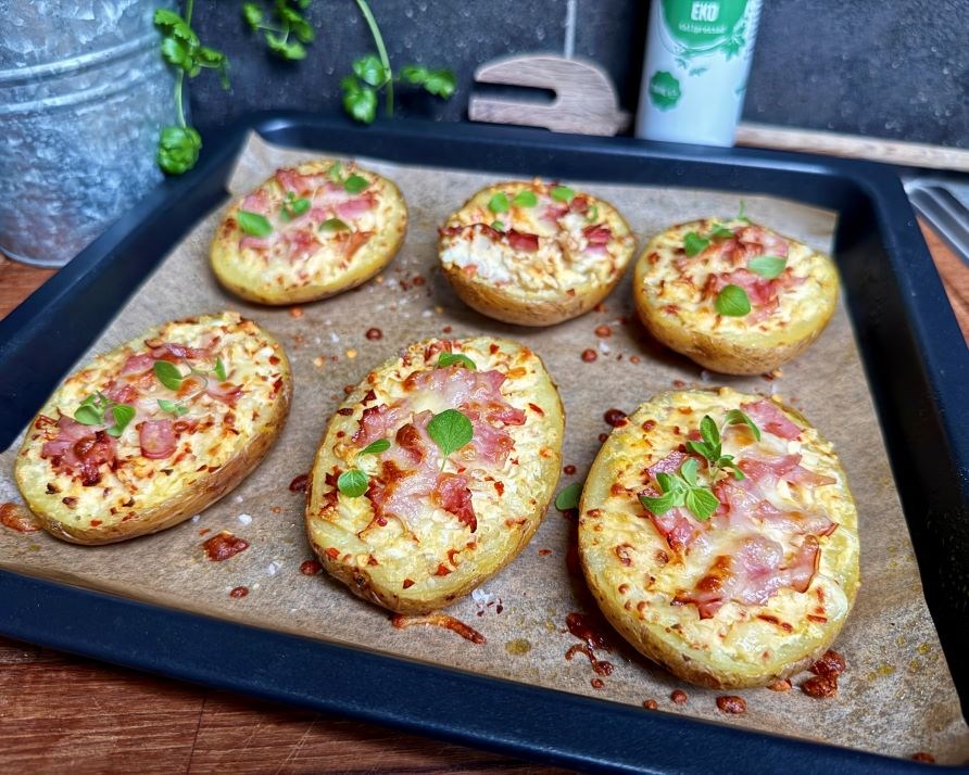 Kartoffelpizzaer der ligger p� en br�depande.