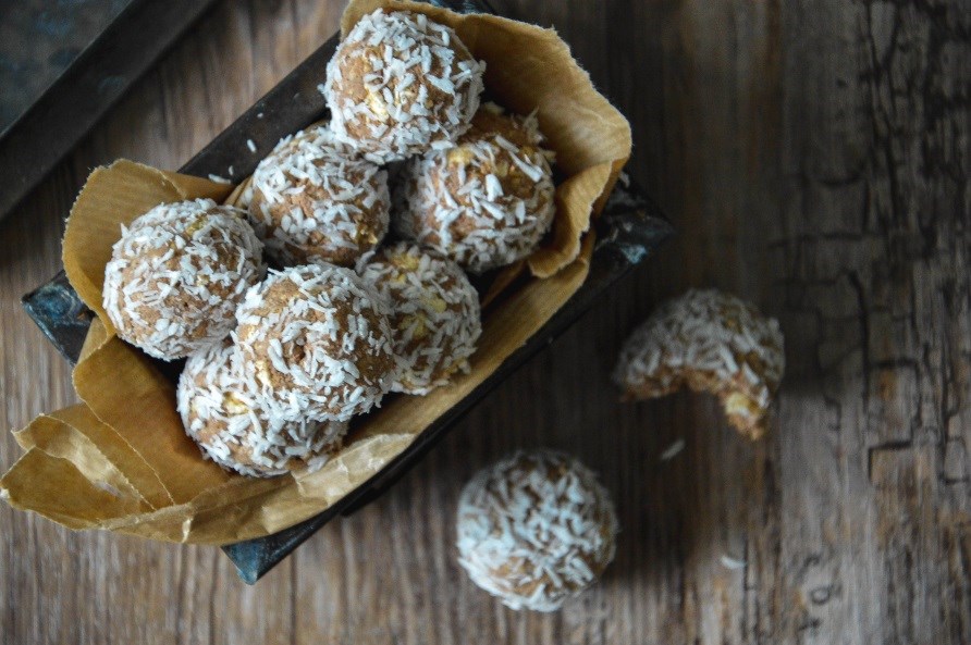 En pose fyldt med chokoladekugler, klar til at serveres.