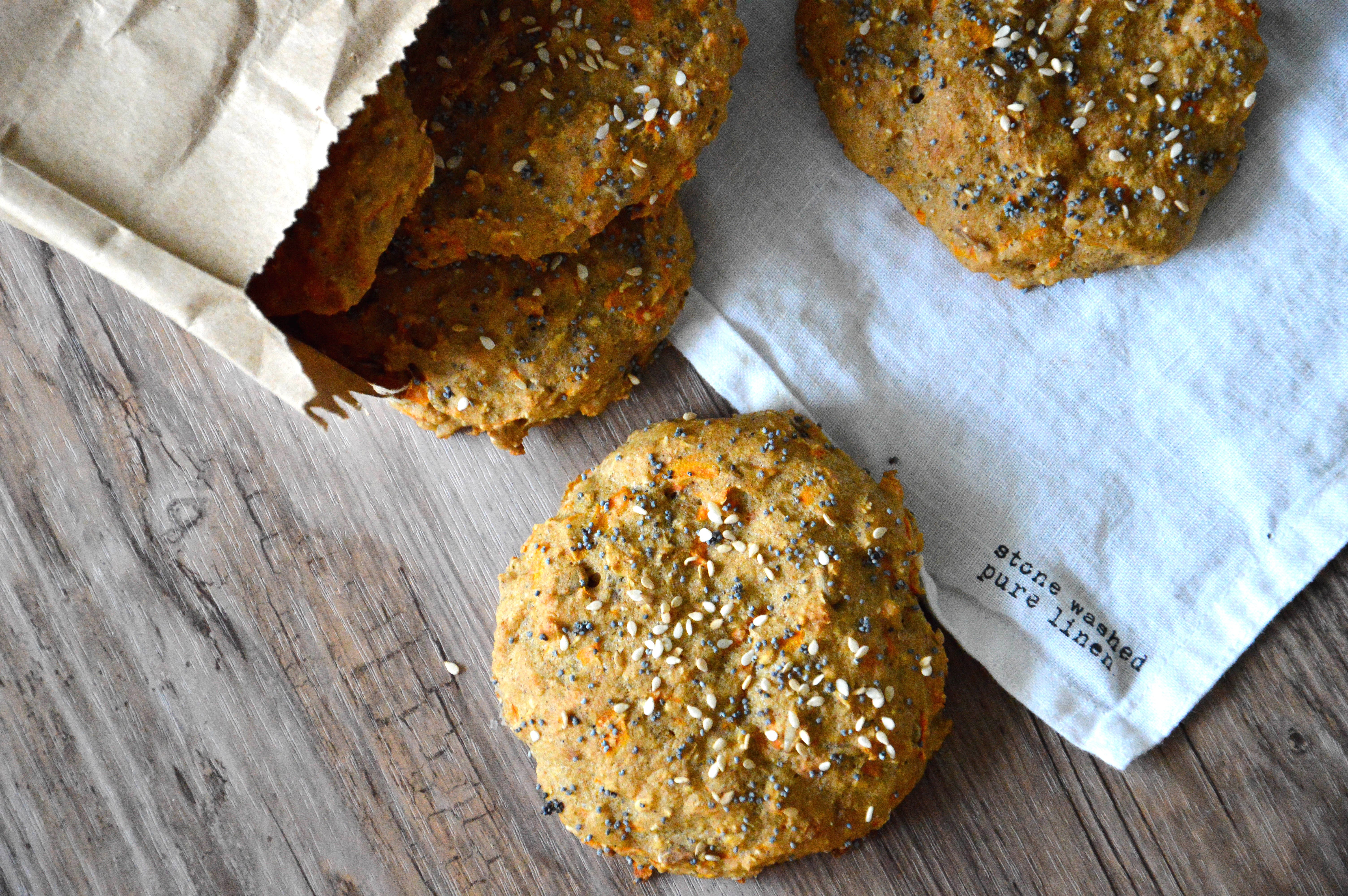 Morgenboller med ekstra protein ligger p et bord klar til servering.