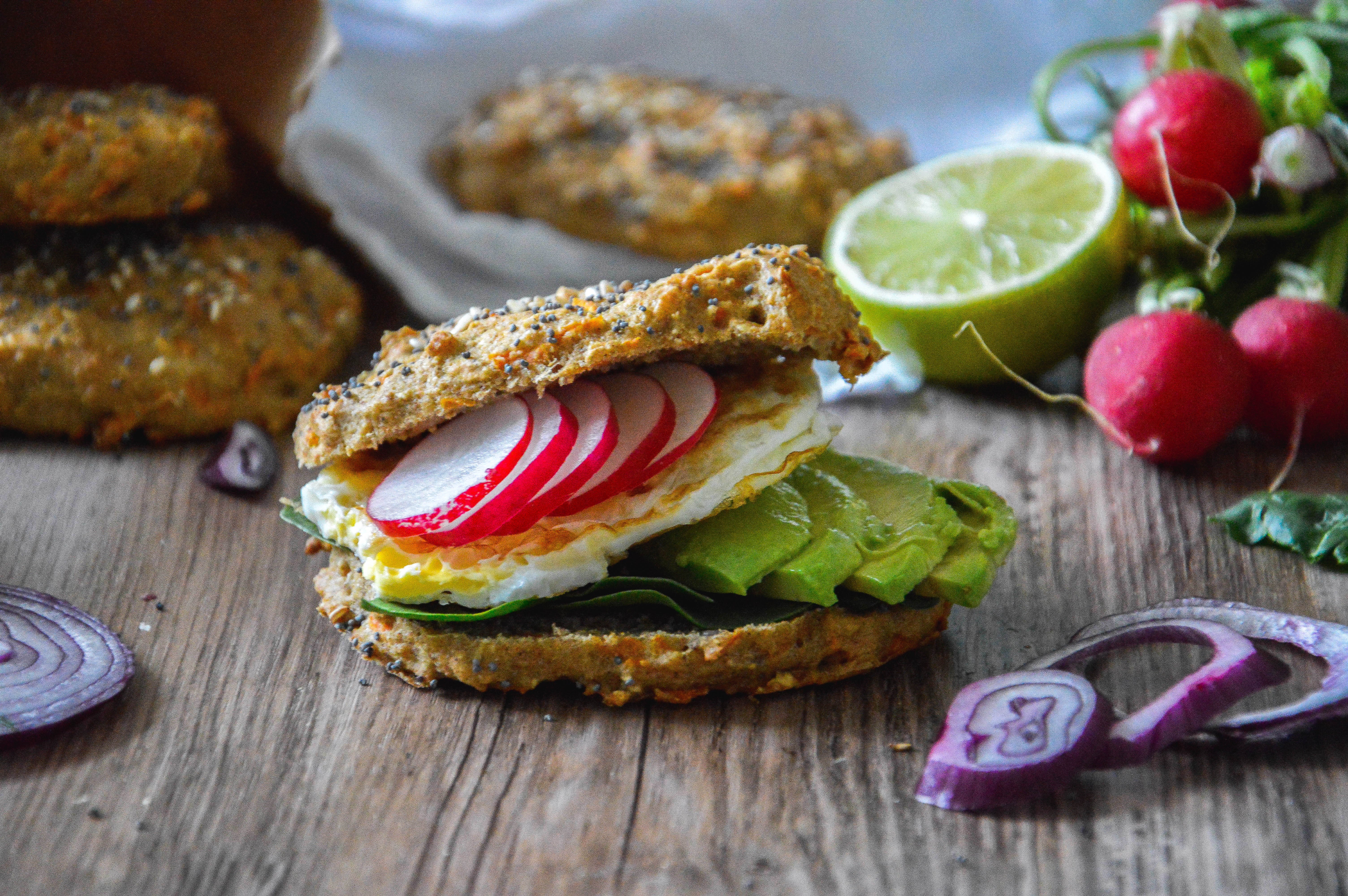 En bolle fyldt med avocado, radisser, g og spinat.