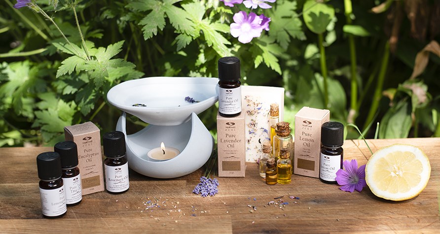 Flasker med æteriske olier og aromalampe Flasker med æteriske olier og aromalampe