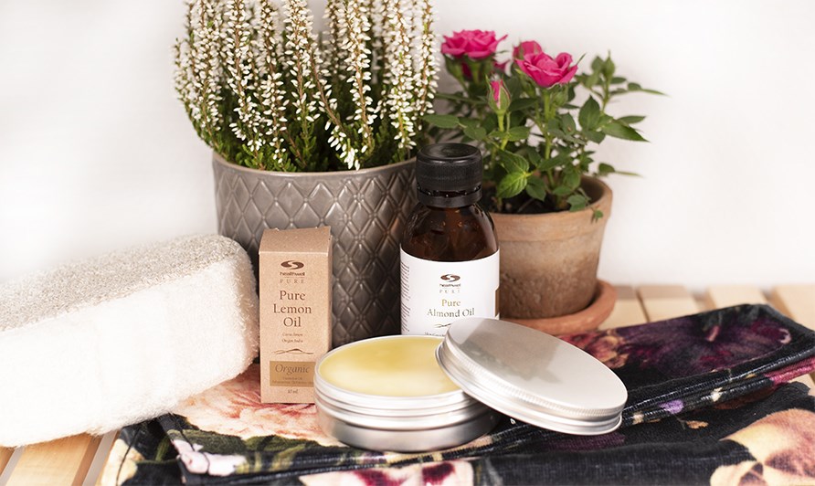 Rene olier sammen med en hjemmelavet hudsalve til t�r hud.