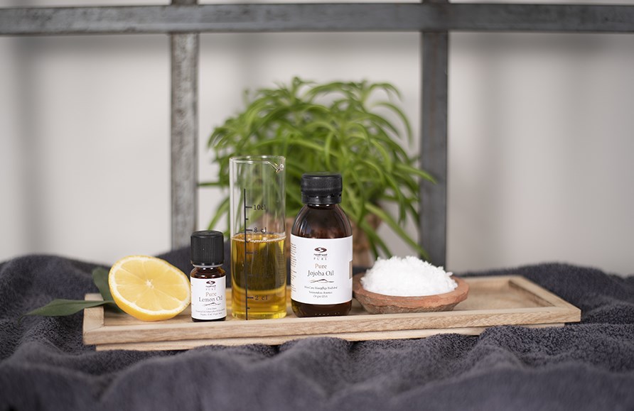 Pure Citronolie og Pure Jojobaolie skal blandes i en body scrub