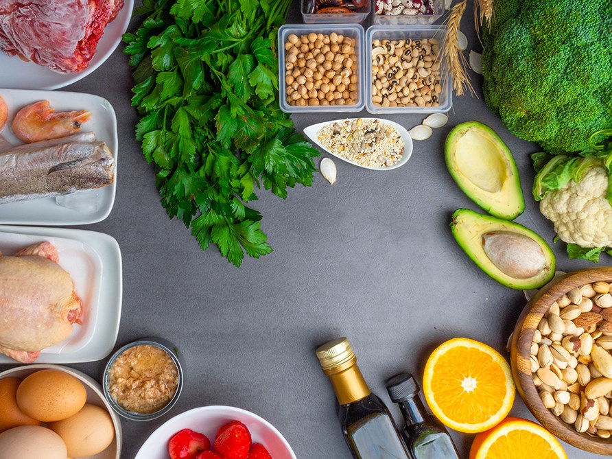 Billede af forskellige antioxidanter ssom olie, avocado og ndder.