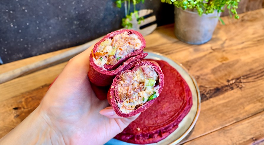 Kalorismarts gr�d-wraps med r�dbedepulver.