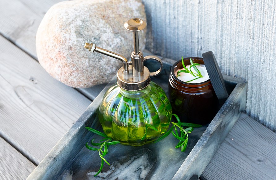 Rosmarinvand i en glasbeholder, der kan anvendes i hret.