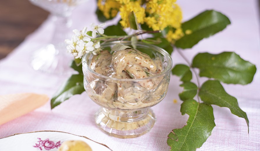 Vegansk sennepssild med aubergine i et glas, klar til servering.