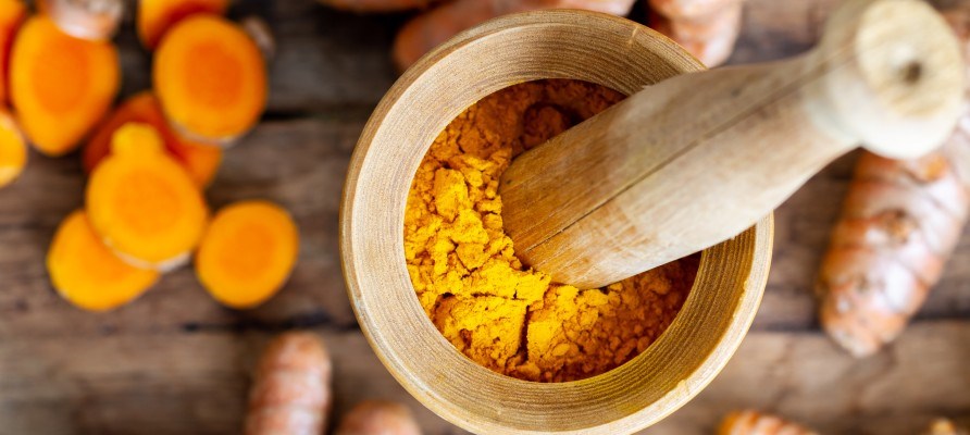 Gurkemejepulver i en trmortel.