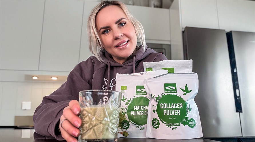 Susanna Jungblom sidder ved et spisebord, klar til at drikke sin matcha-avocado-smoothie.