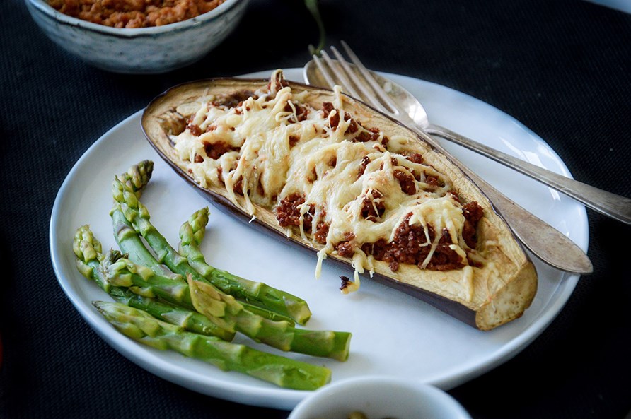 Kdfyldt aubergine p en tallerken.