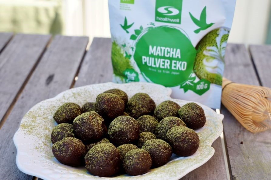 Sofia Sthls matchakugler p et fad, sammen med Healthwell Matcha Pulver KO.