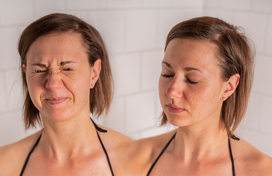 Pige viser hvordan man sprøjter sprayen i ansigtet. Pige viser hvordan man sprøjter sprayen i ansigtet.