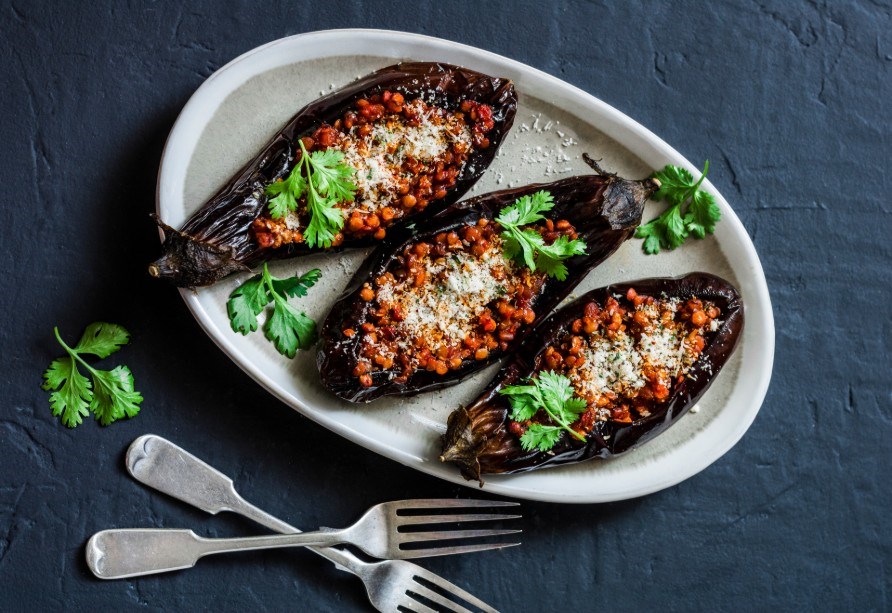 Fyldt aubergine med linsemos p tallerken.