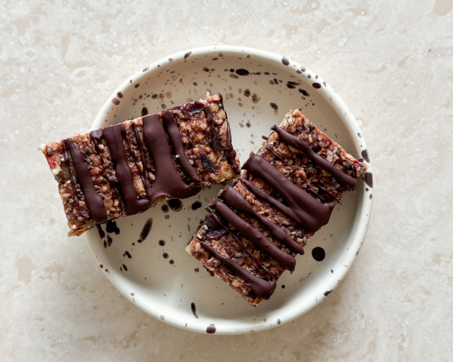 To frdige Superbars ligger i en skl, klar til at spises.