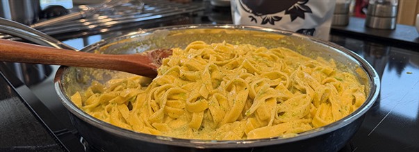 Cremet broccolipasta med bone broth