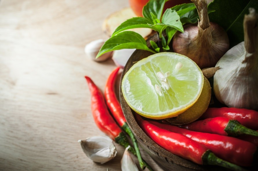 Lime, chili og hvidlg p et bord, til at lave marinade ud af.