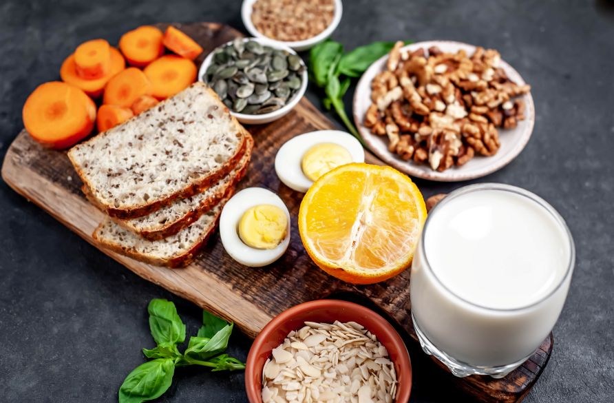 En trbakke med fdevarer, der er rige p vitaminet thiamin.