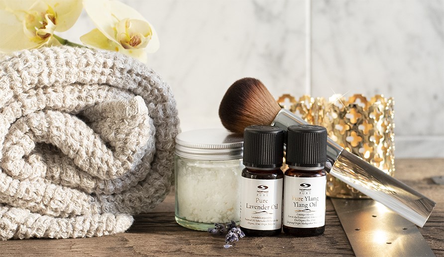 En krukke tør shampoo ved siden af PURE Lavendelolie ØKO og PURE Ylang Ylang ØKO En krukke tør shampoo ved siden af PURE Lavendelolie ØKO og PURE Ylang Ylang ØKO