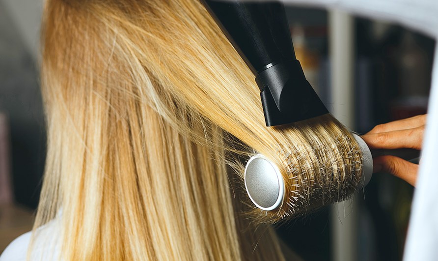 Hår der bliver tørret og stylet med en føntørrer og rund børste. Hår der bliver tørret og stylet med en føntørrer og rund børste.