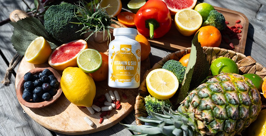 En bøtte Healthwell C-vitamin ligger omringet af frugt med højt C-vitamin indhold. En bøtte Healthwell C-vitamin ligger omringet af frugt med højt C-vitamin indhold.