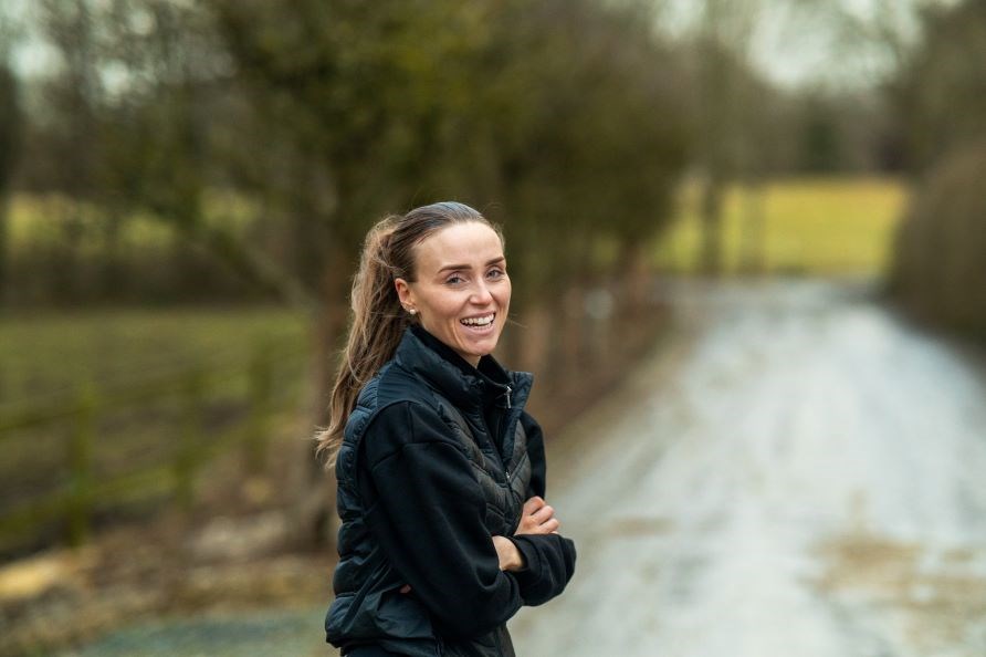 Barbara står udenfor, hun er på en løbetur i et naturrigt område. Barbara står udenfor, hun er på en løbetur i et naturrigt område.