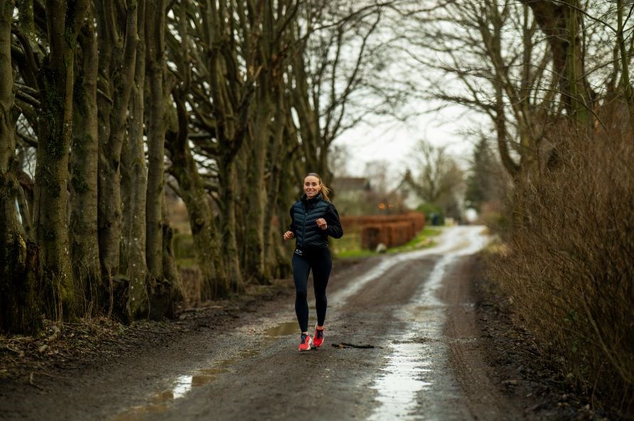 Barbara løber en tur udenfor mellem træer. Barbara løber en tur udenfor mellem træer.
